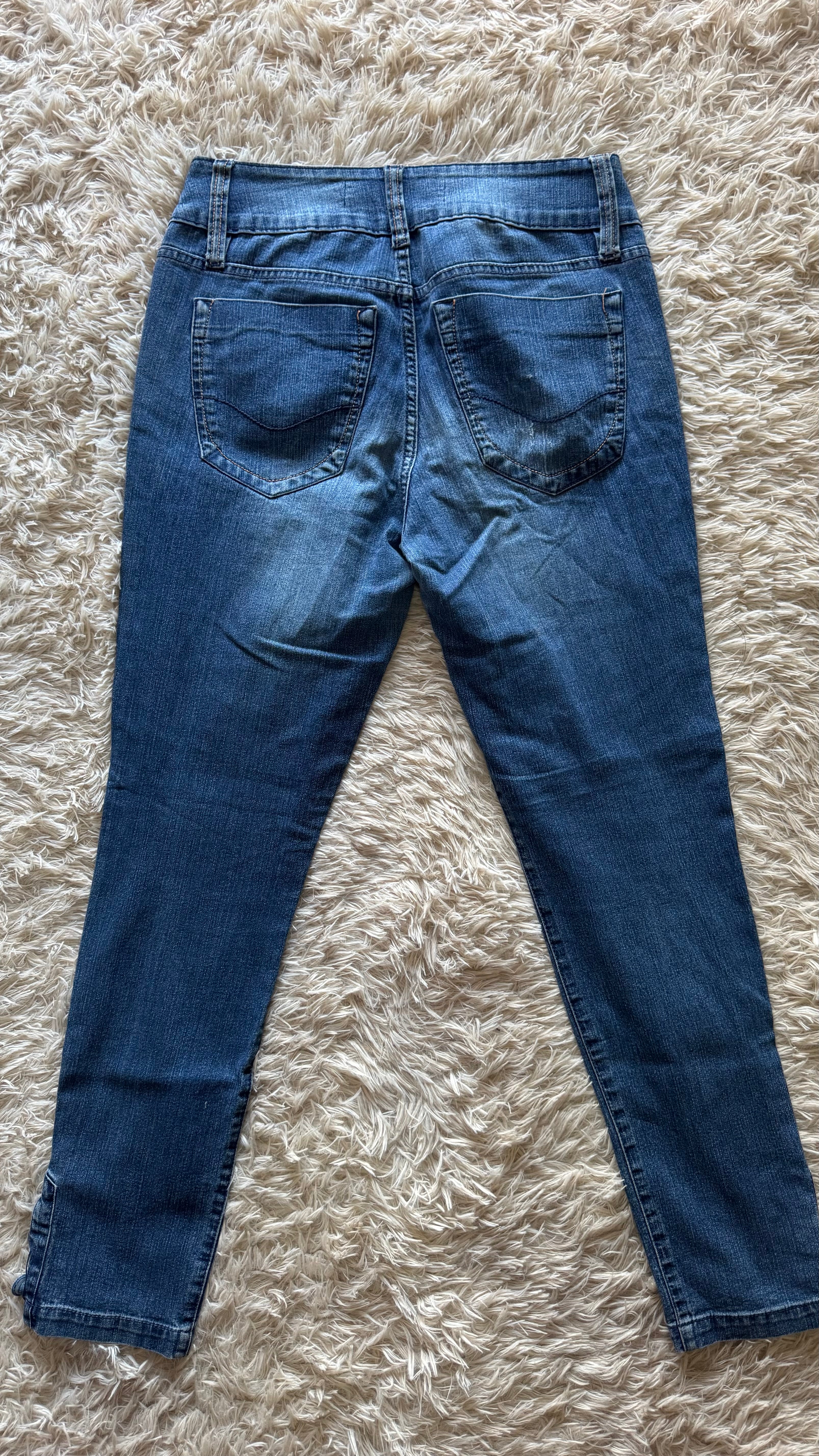 Calça Jeans Skinny Azul Escuro com Detalhe na Barra