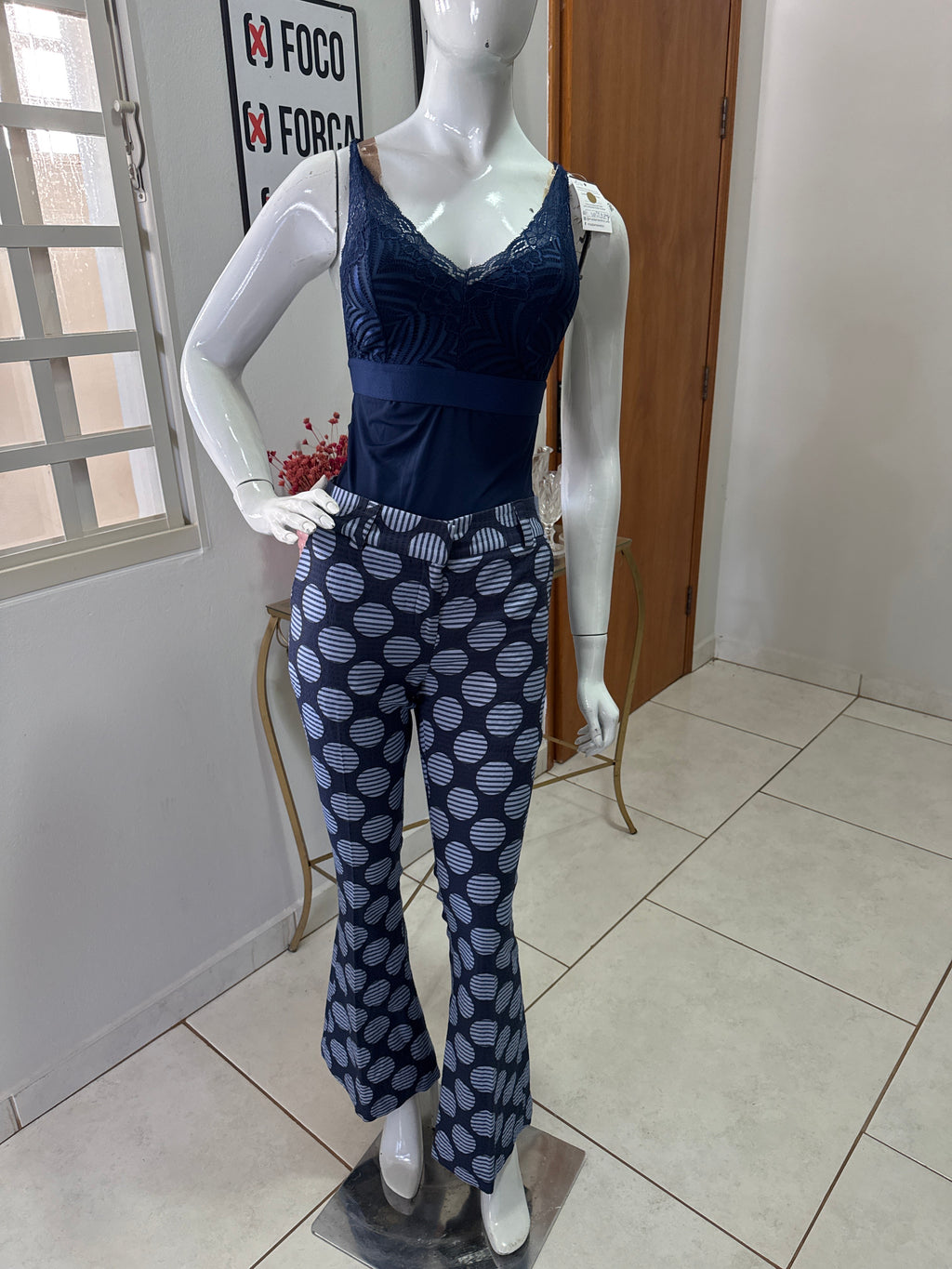 Calça Daslu Flare Azul Marinho com Bolinhas