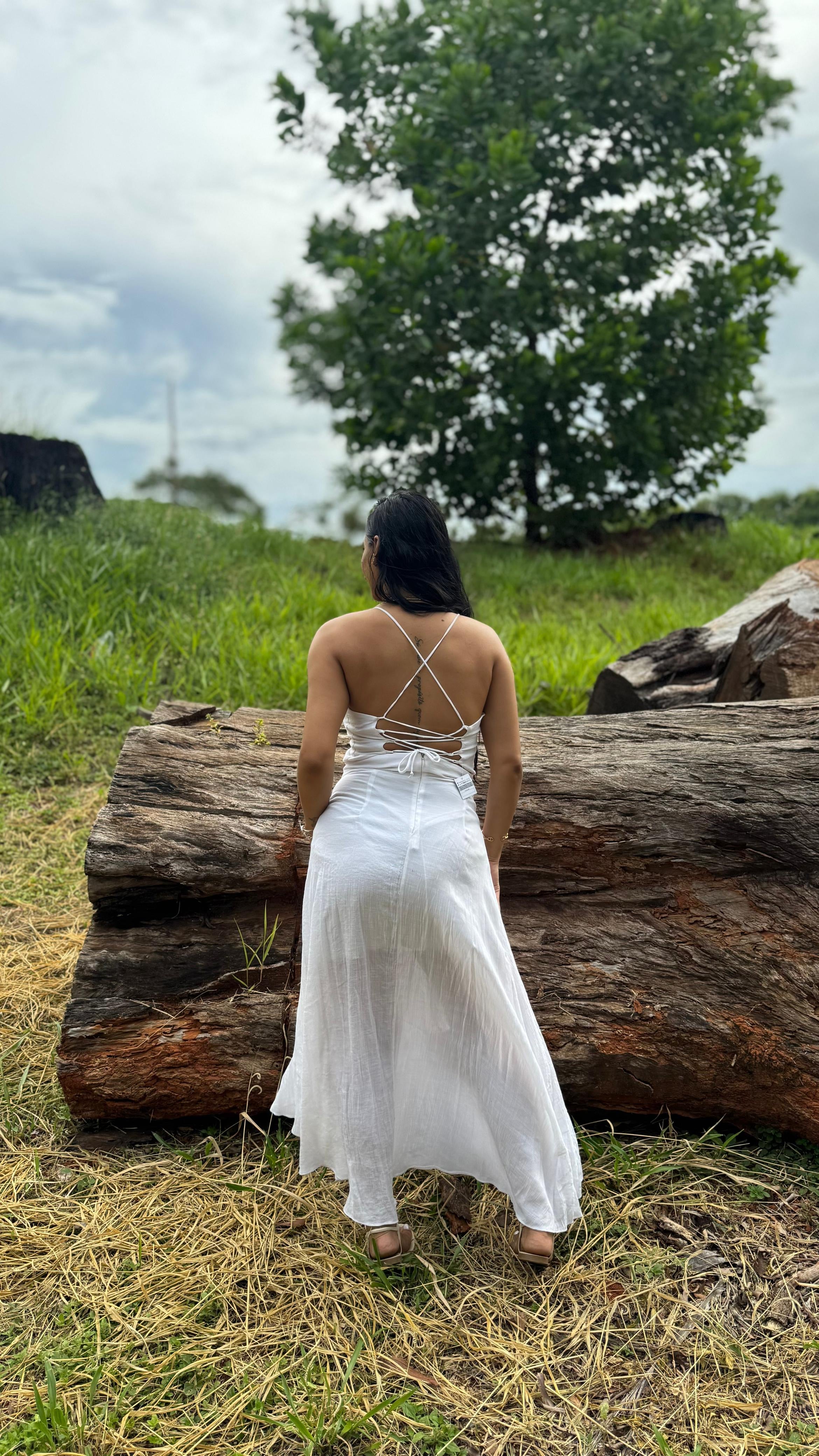 Vestido Branco Recorte Vazado Costas Cruzadas Fenda