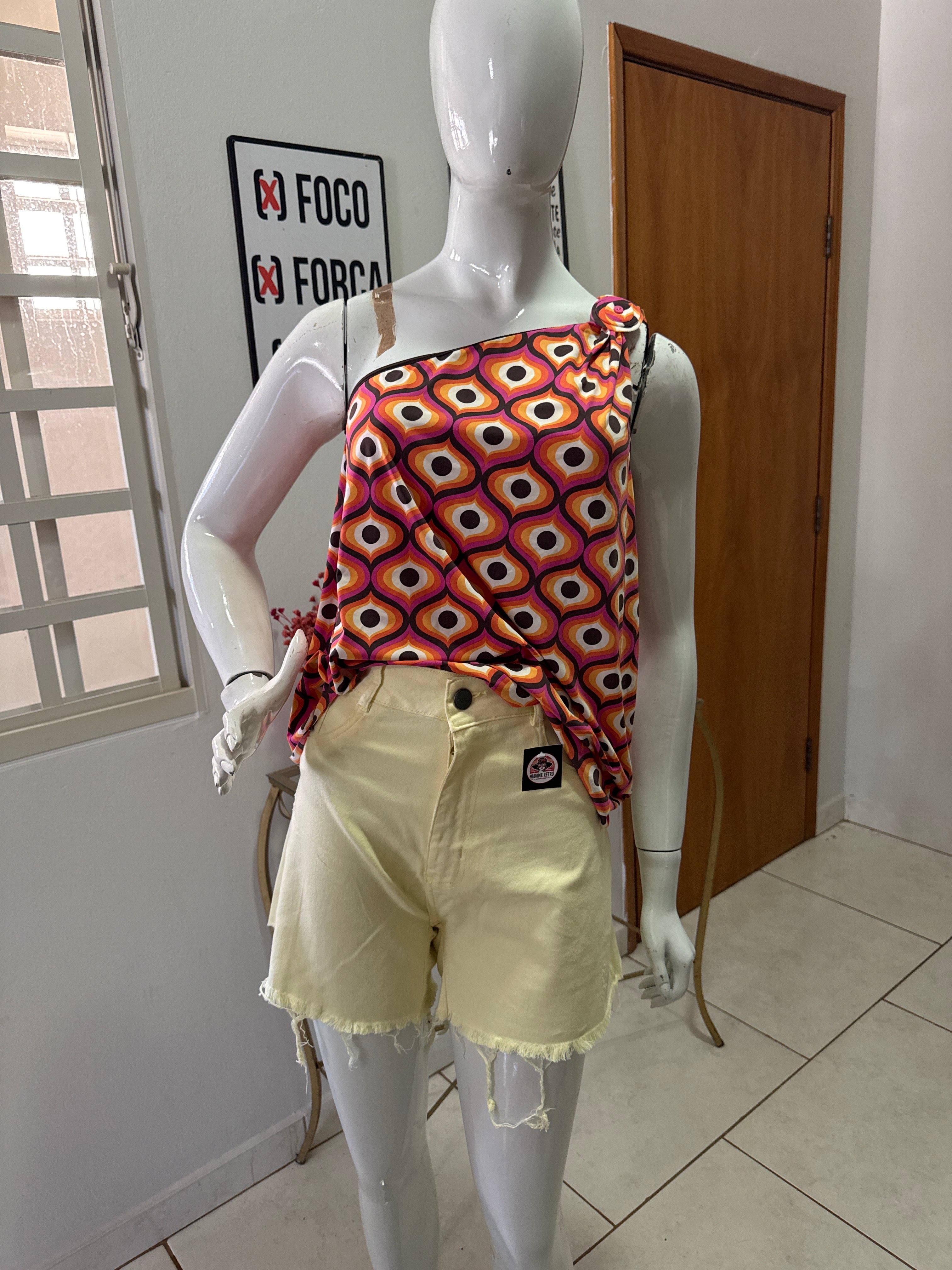 Blusa Um Ombro Só Estampa Retrô com Elastano