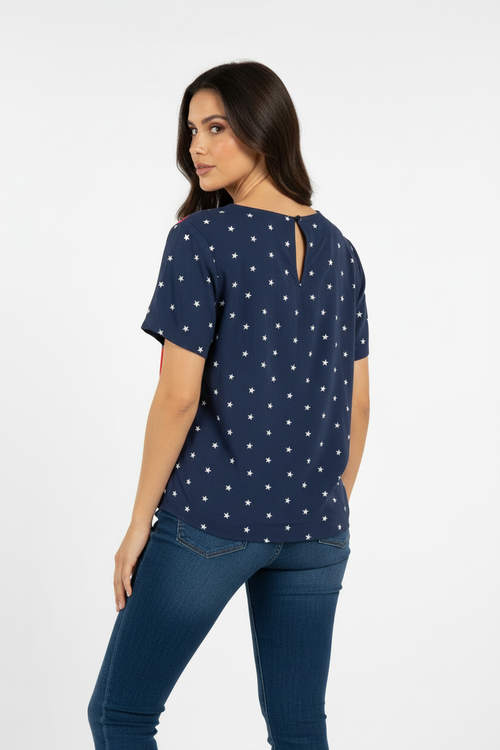 Blusa azul estrelas costas na modelo
