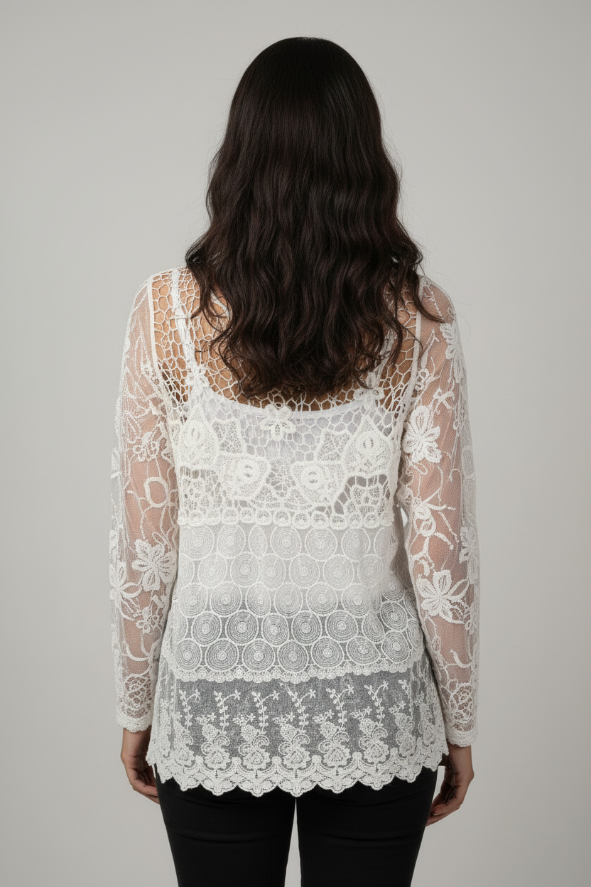 Blusa de renda branca manga longa na modelo - costas