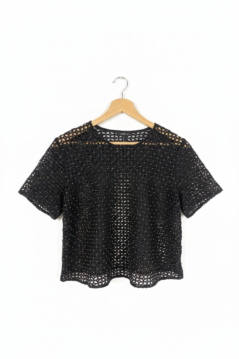 Blusa preta de crochê no cabide - frente sem etiqueta