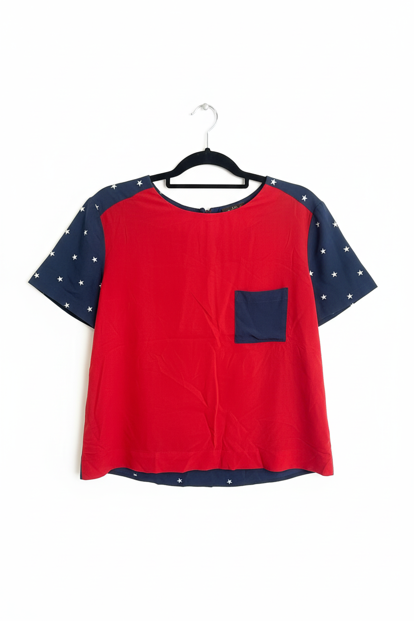 Blusa vermelha com mangas azuis frente no cabide