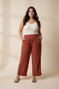 Calça terracota na modelo G - frente