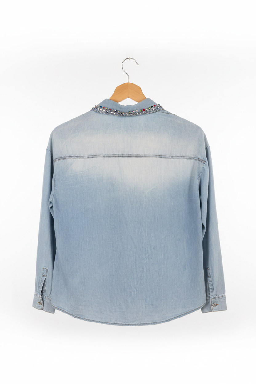 Camisa jeans costas no cabide