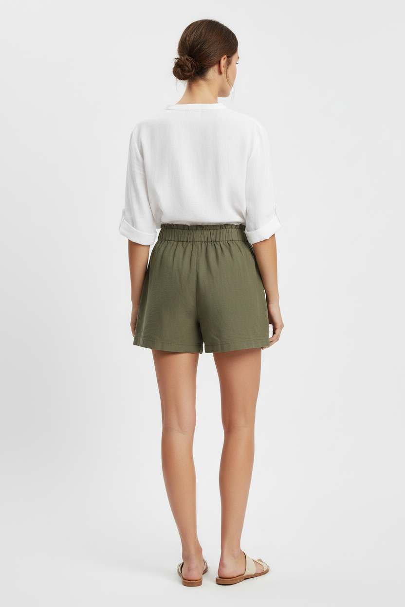 Modelo vestindo short verde oliva - costas