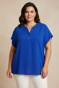 Modelo plus size vestindo blusa azul royal - frente