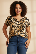 Modelo plus size vestindo blusa animal print - frente