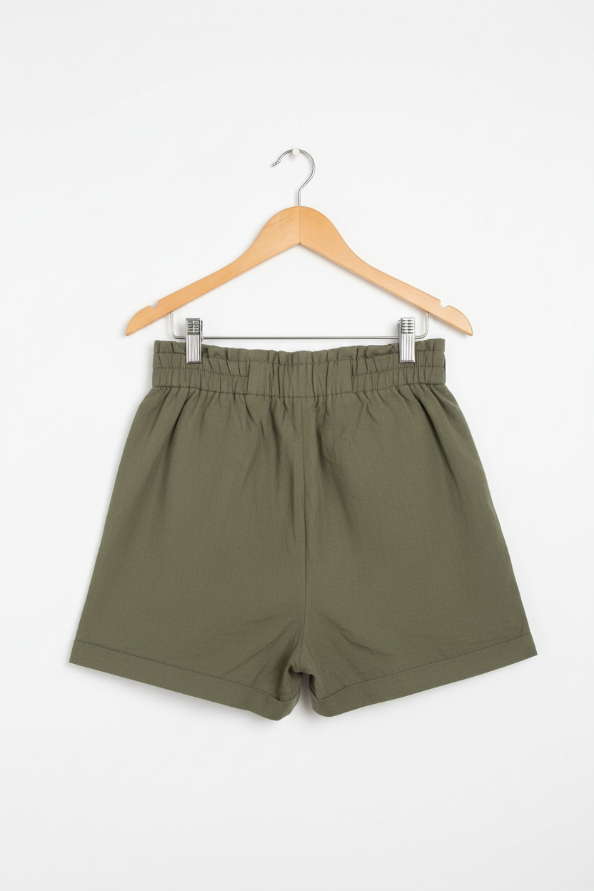 Short verde oliva no cabide - costas