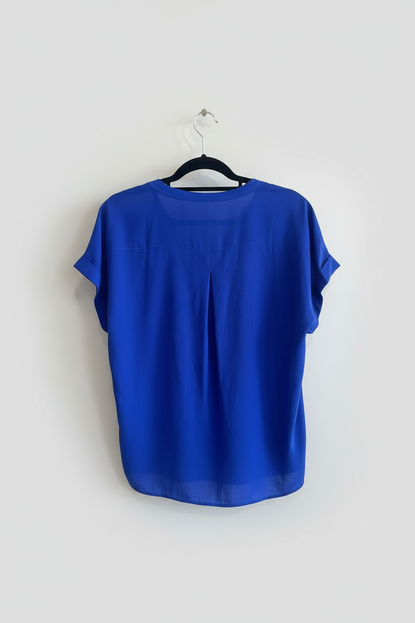 Blusa azul royal no cabide - costas