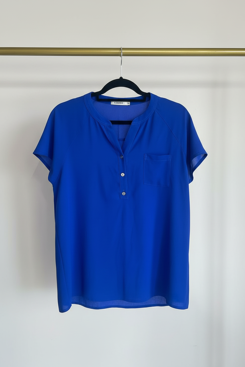 Blusa azul royal no cabide - frente
