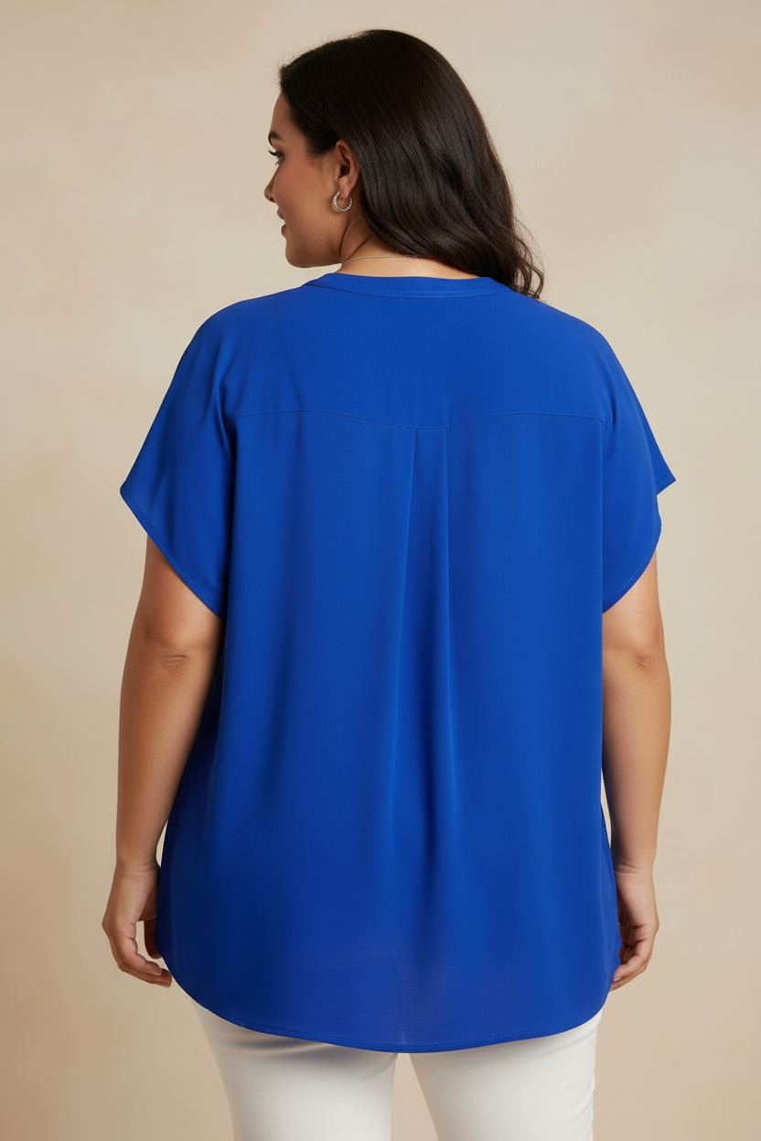 Modelo plus size vestindo blusa azul royal - costas