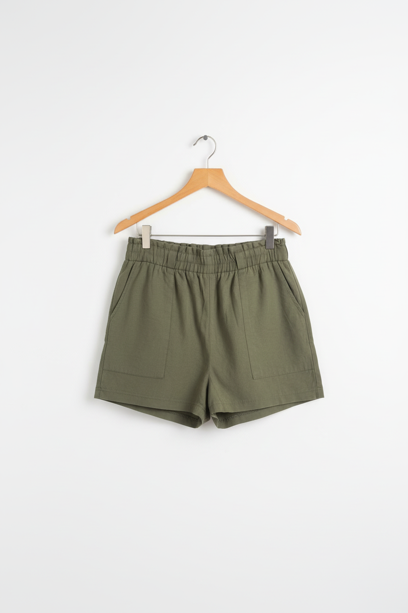 Short verde oliva no cabide - frente