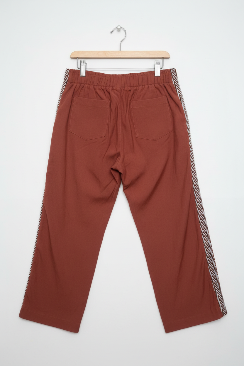Calça pantalona terracota no cabide - costas