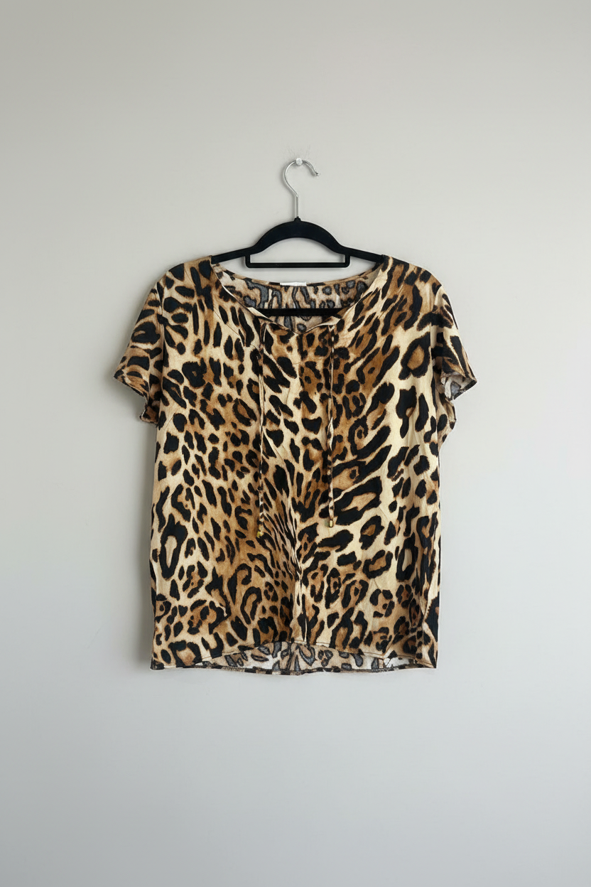 Blusa animal print oncinha no cabide - frente