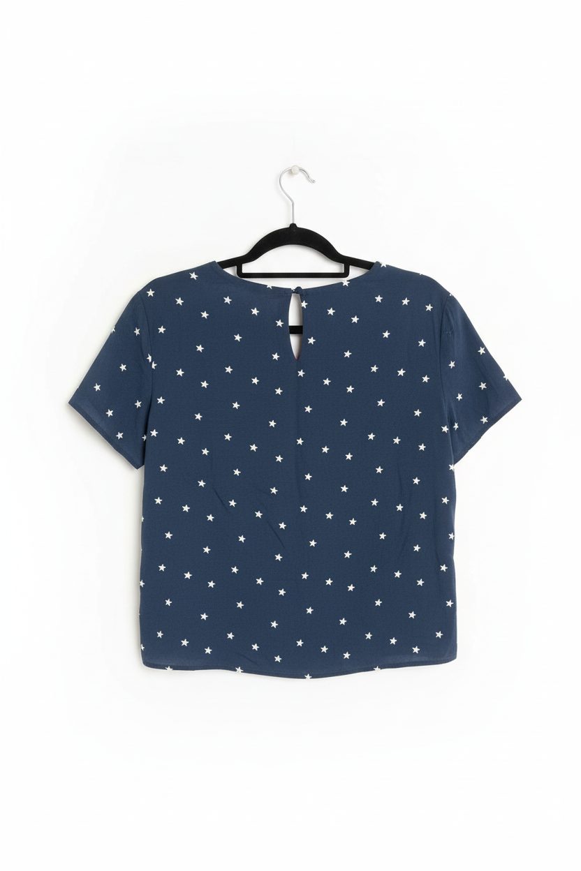 Blusa azul estrelas costas no cabide